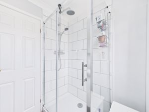 Shower room- click for photo gallery